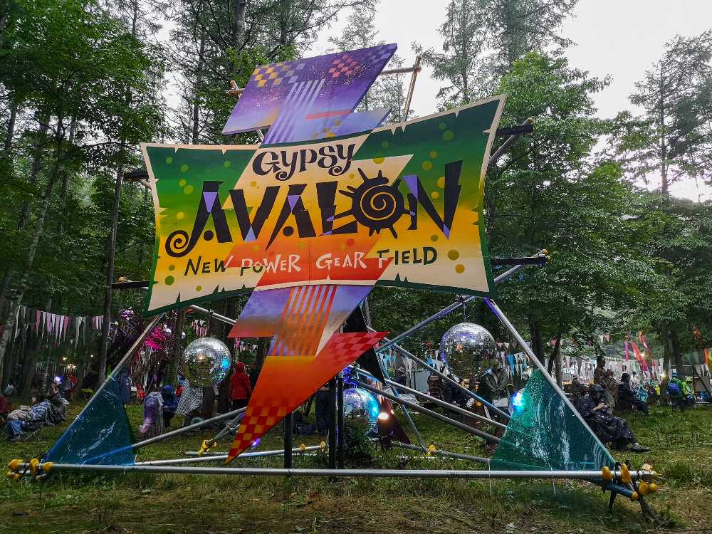 アバロンフィールドの看板。