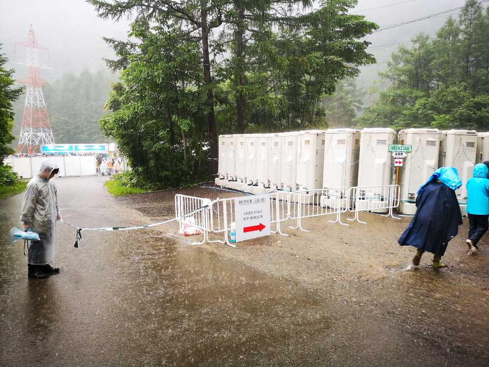 ホワイトステージのトイレ裏へ。