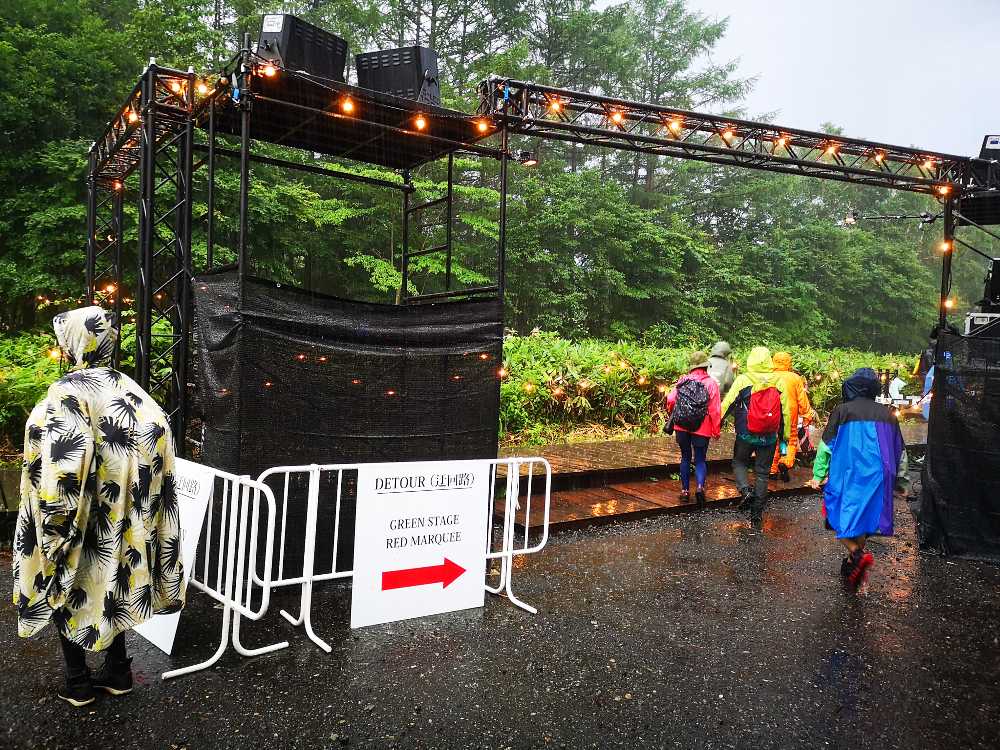 グリーンステージへのボードウォーク。