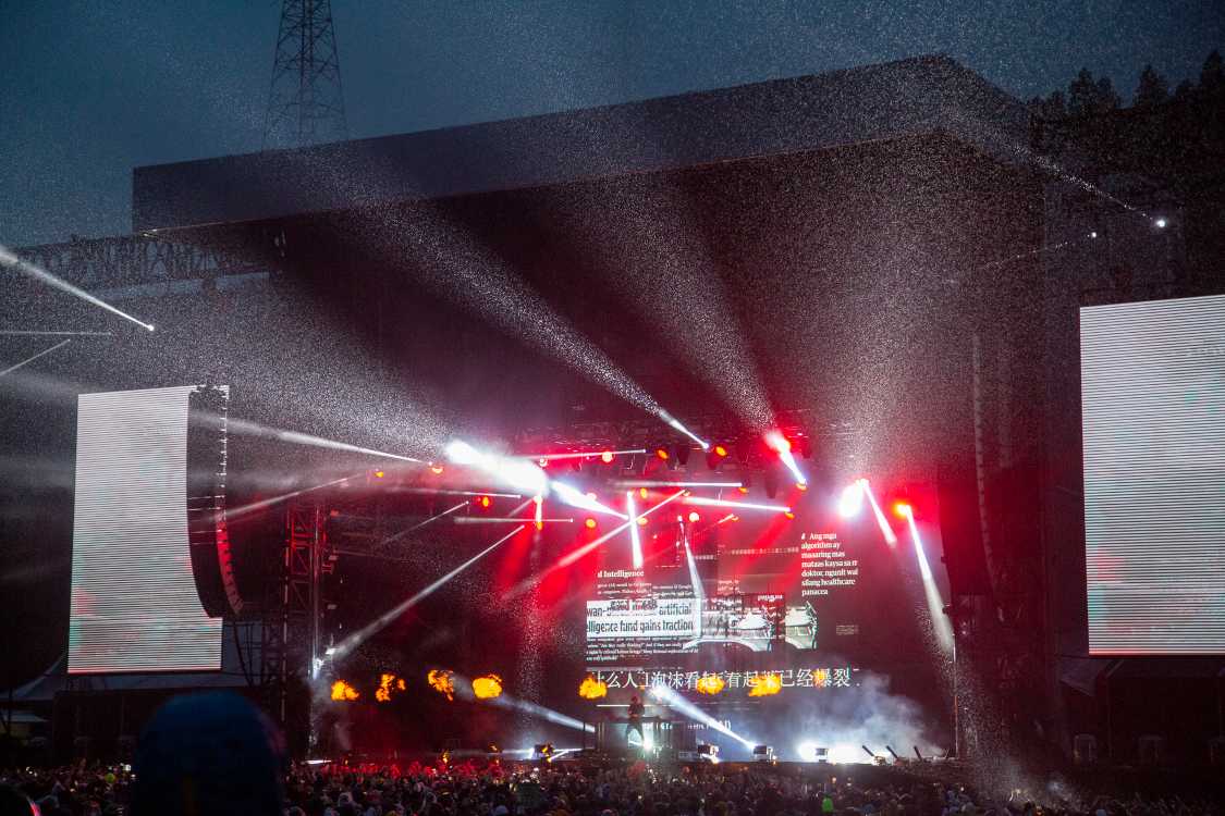 照明でも雨粒が分かるほど降っています。