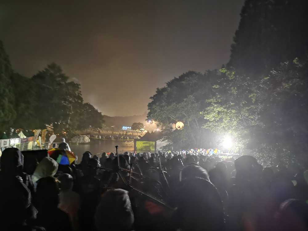 グリーンステージ奥。23時半ごろ。大渋滞でした。