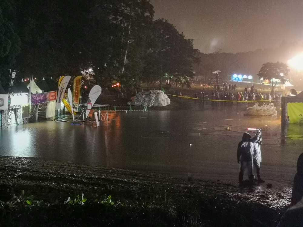 物販店は床上浸水状態。