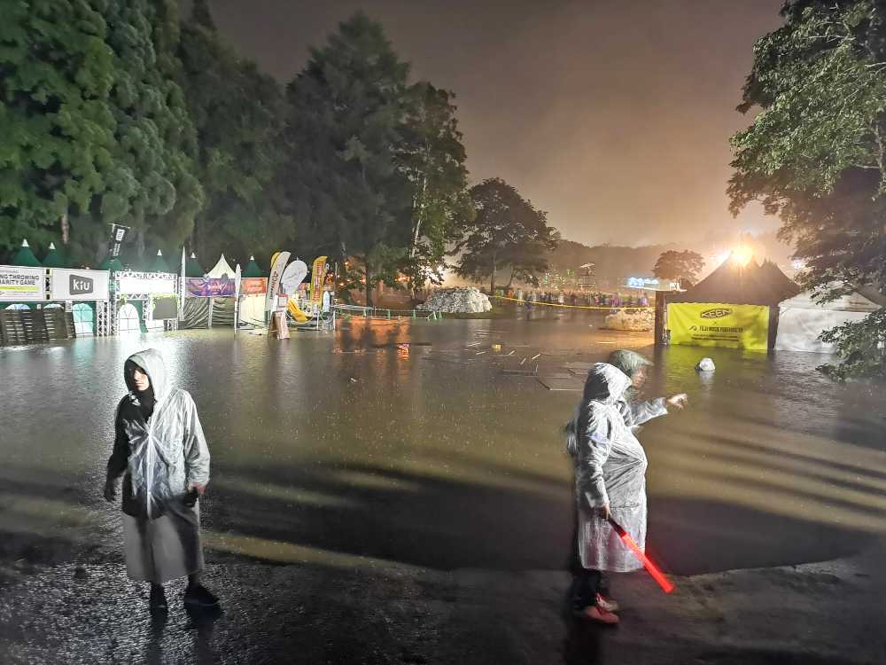 大きな水たまりができていました。