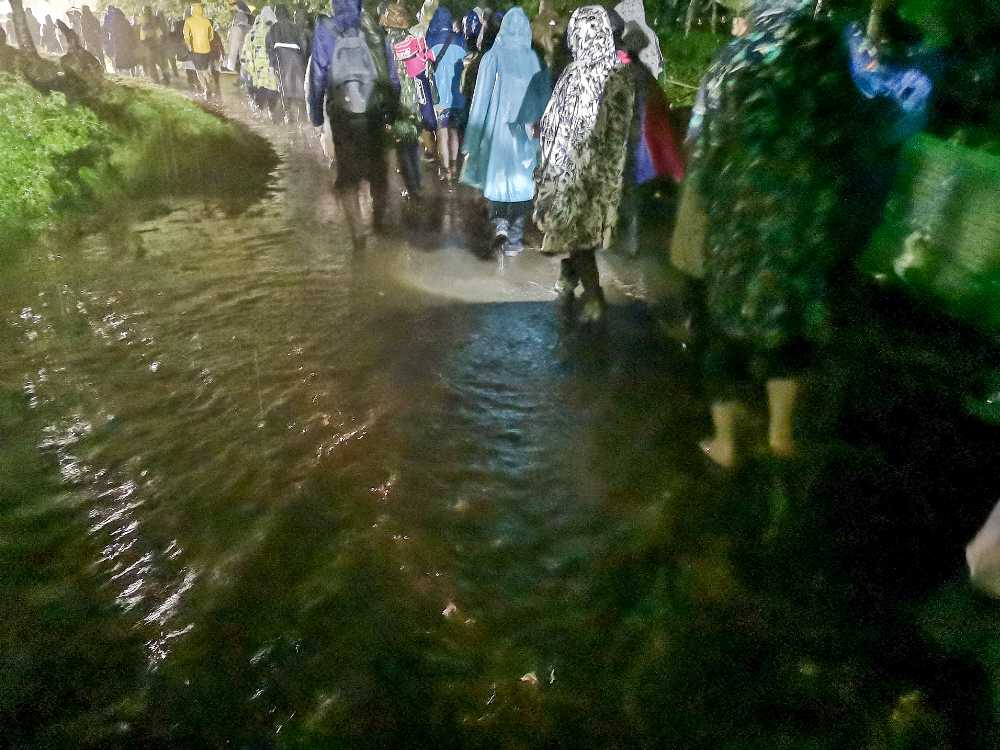 川を渡る状態。