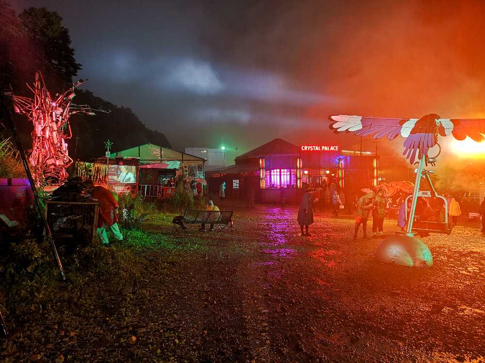 大雨であまり人がいないパレス・オブ・ワンダー。