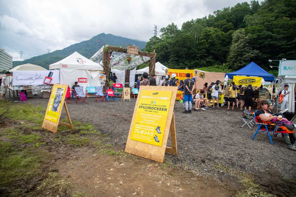 グリーンステージ奥の物販店が水没したため、キャンプサイトで臨時営業していました。