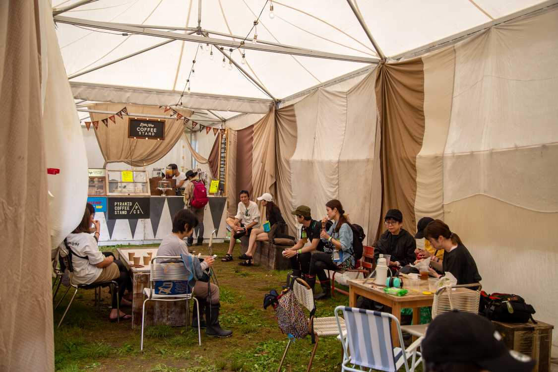 ピラミッドコーヒースタンドの中。