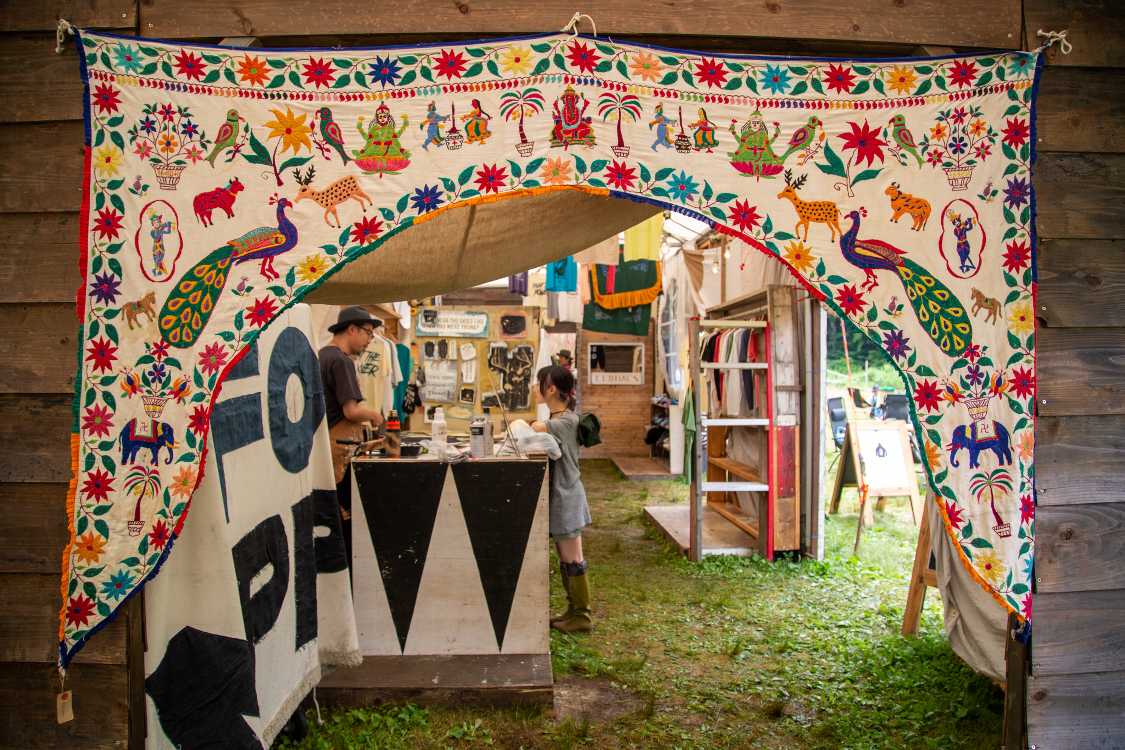 ピラミッドコーヒースタンドは物販店とつながっています。