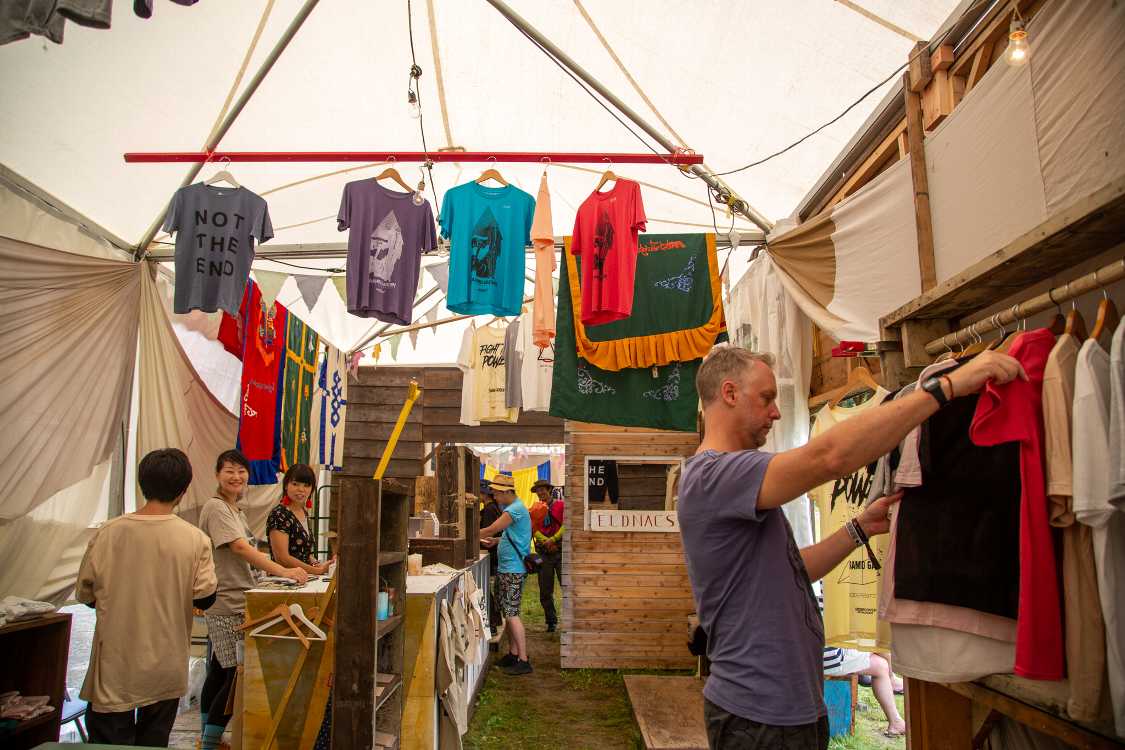 テントの中の衣料雑貨店。