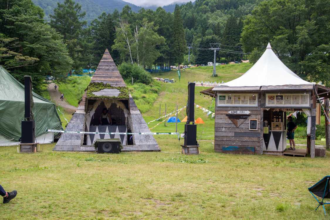 左がDJブース、右がピラミッドサイドバー。