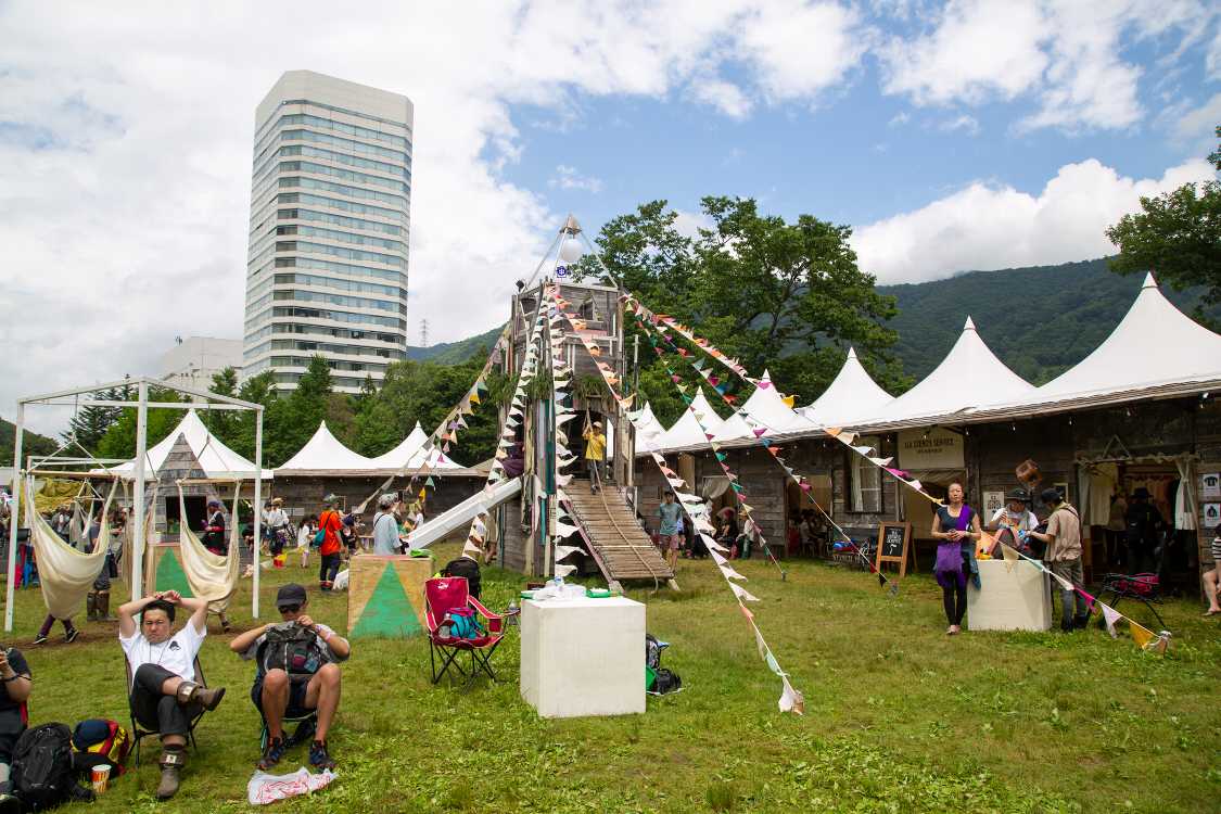 後方は苗場プリンスホテル。