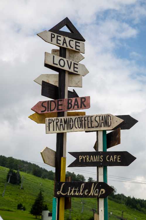 場外やアバロンフィールドにもある手作りの標識。