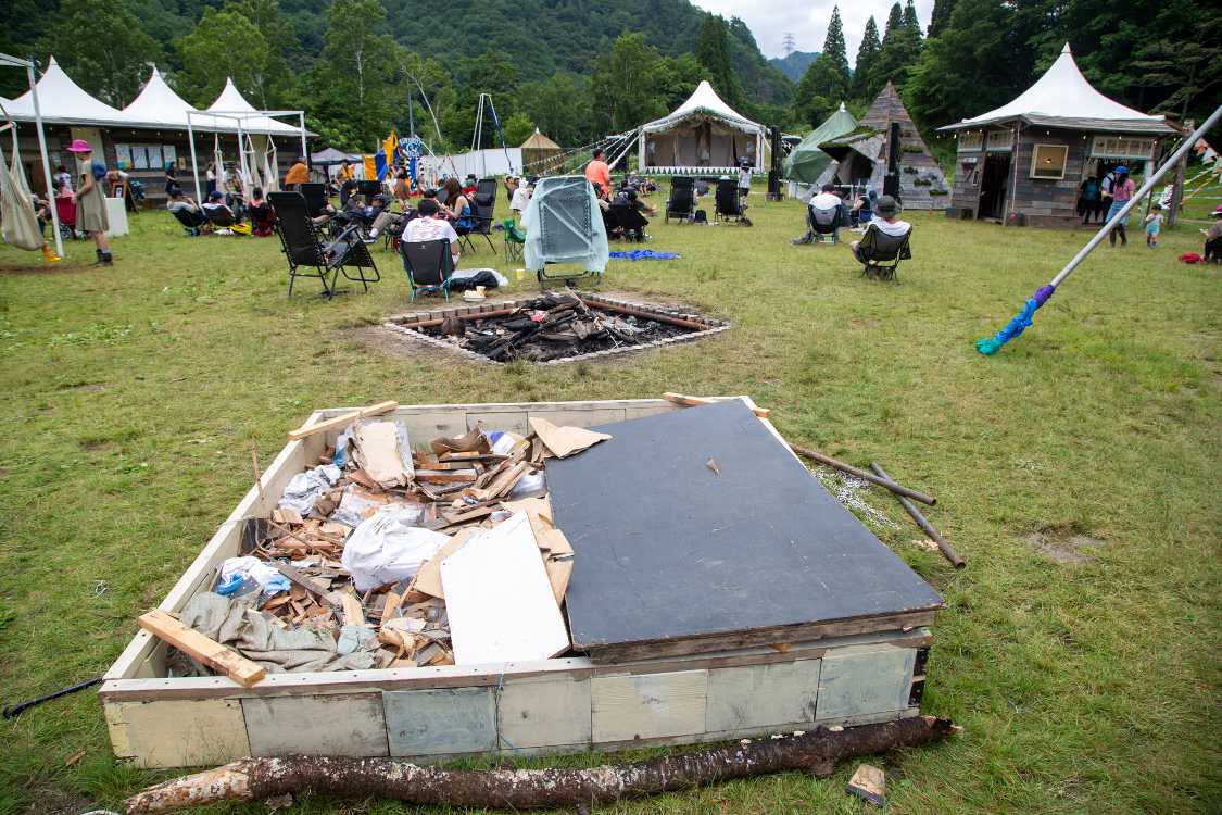 夜にたき火をするところ。