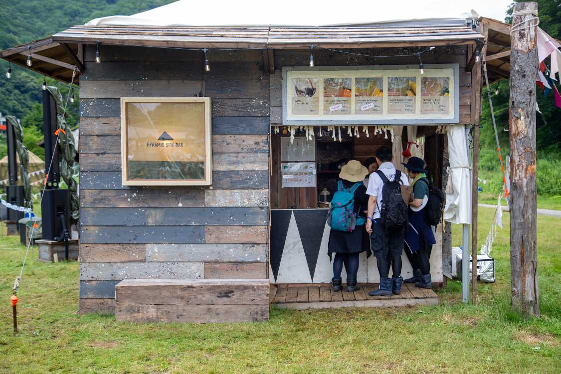 ピラミッドサイドバーのキャンプサイト側から。