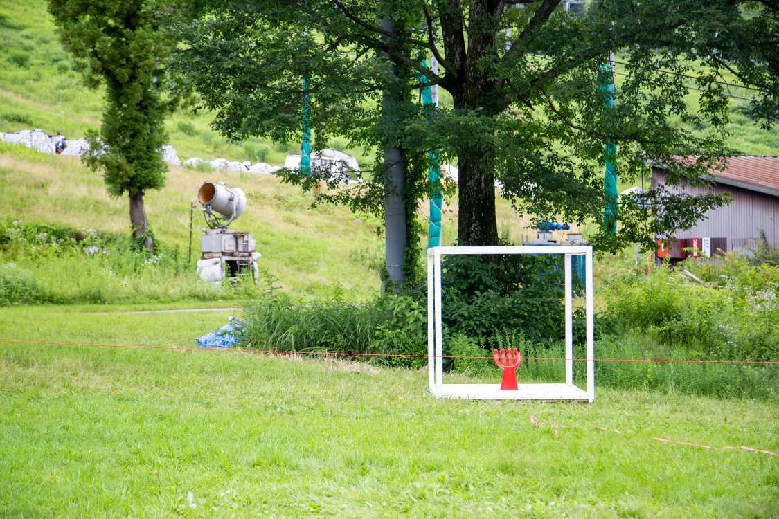 キャンプサイトに置かれている椅子のようなオブジェ。