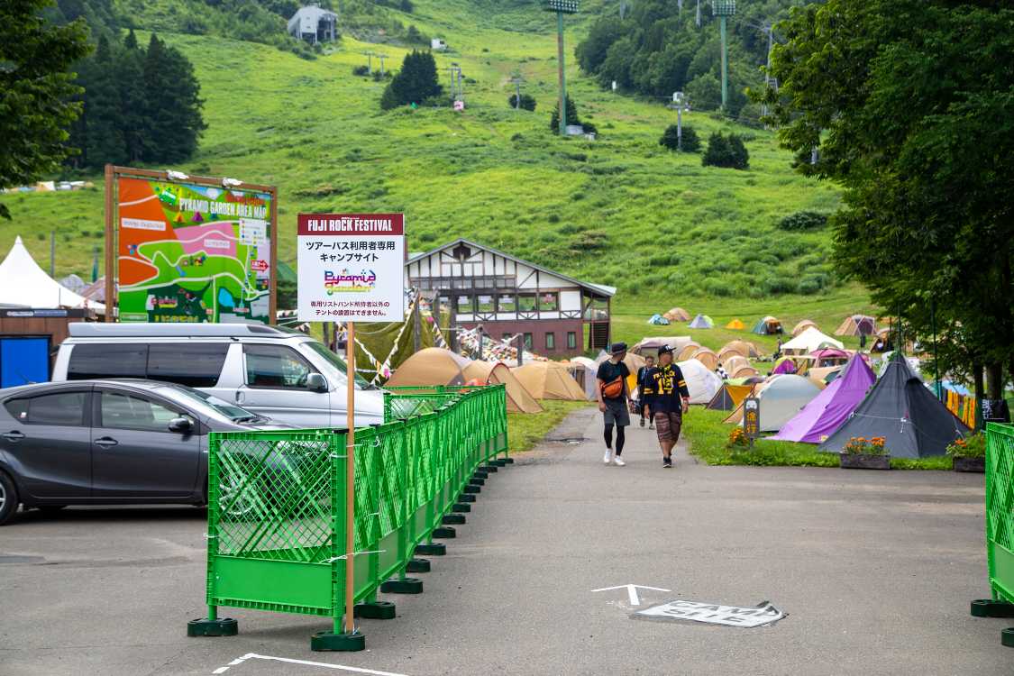 ツアーバスの入り口から。