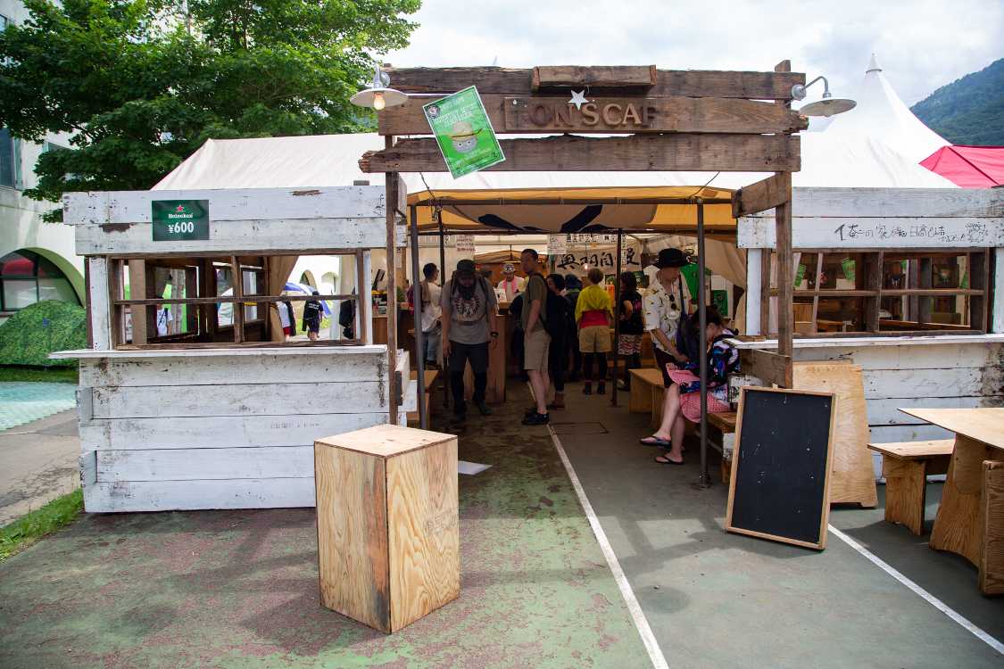 バーがあります。なぜか山形料理を提供。