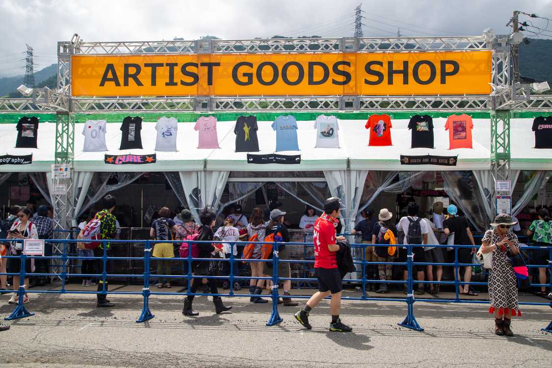 アーティストグッズ売り場。
