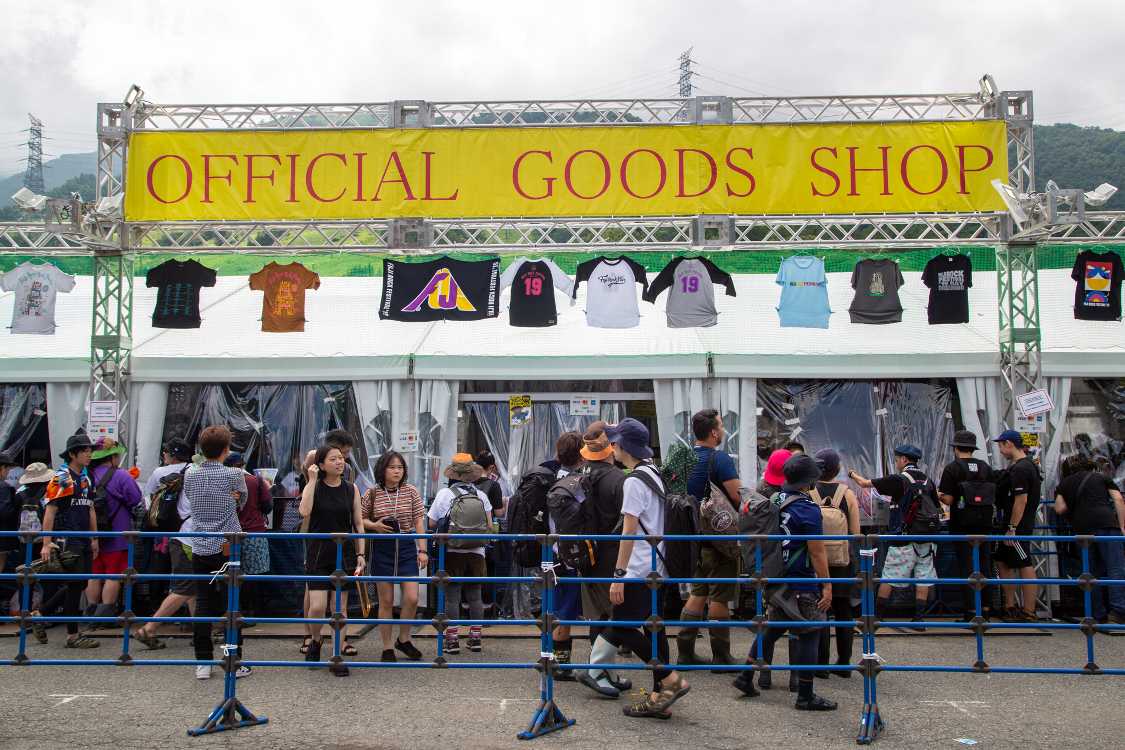 公式グッズ売り場。