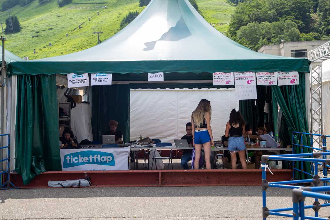 外国人向けチケット交換所。