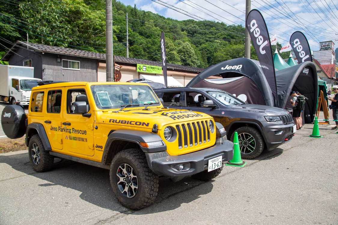 ジープの展示。値段もフロントガラスに掲示しています。