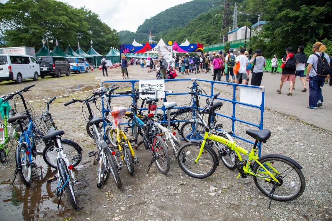 旅館やホテルから自転車で来たような人が多い。