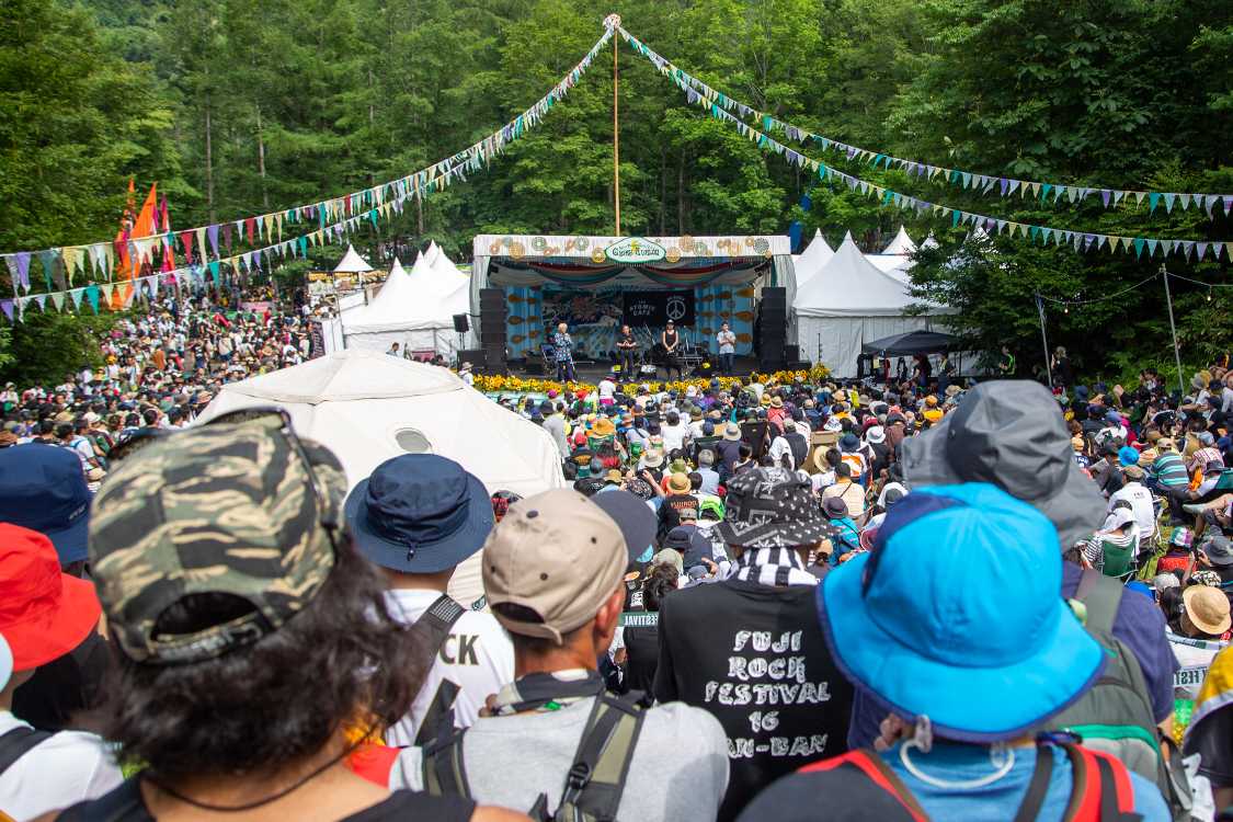 フィールド・オブ・ヘブンやレッドマーキーの一部の出演者より多い聴衆です。