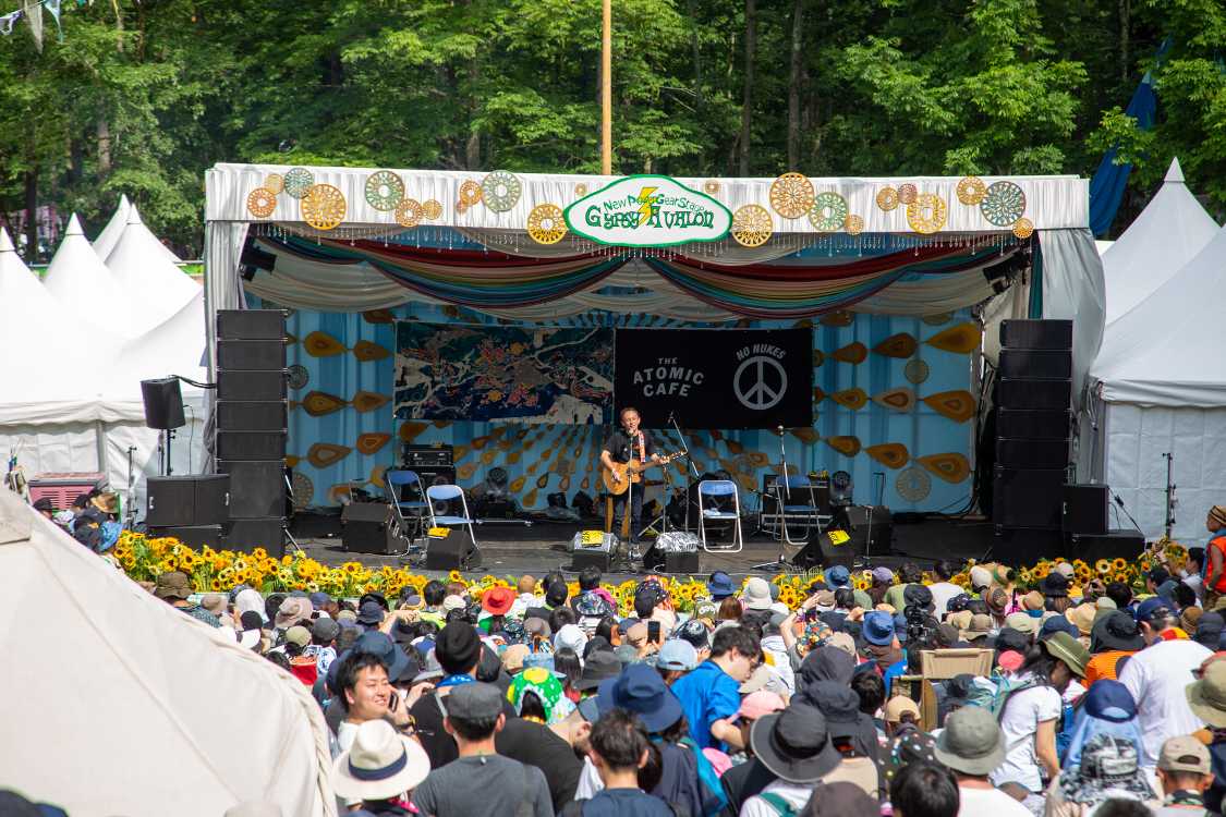 玉城デニーの弾き語り。曲ごとにコメントを話し、ボブ・ディランの「見張り塔からずっと」、クリーデンス・クリアウォーター・リバイバル（CCR）の「雨をみたかい」等を歌いました。