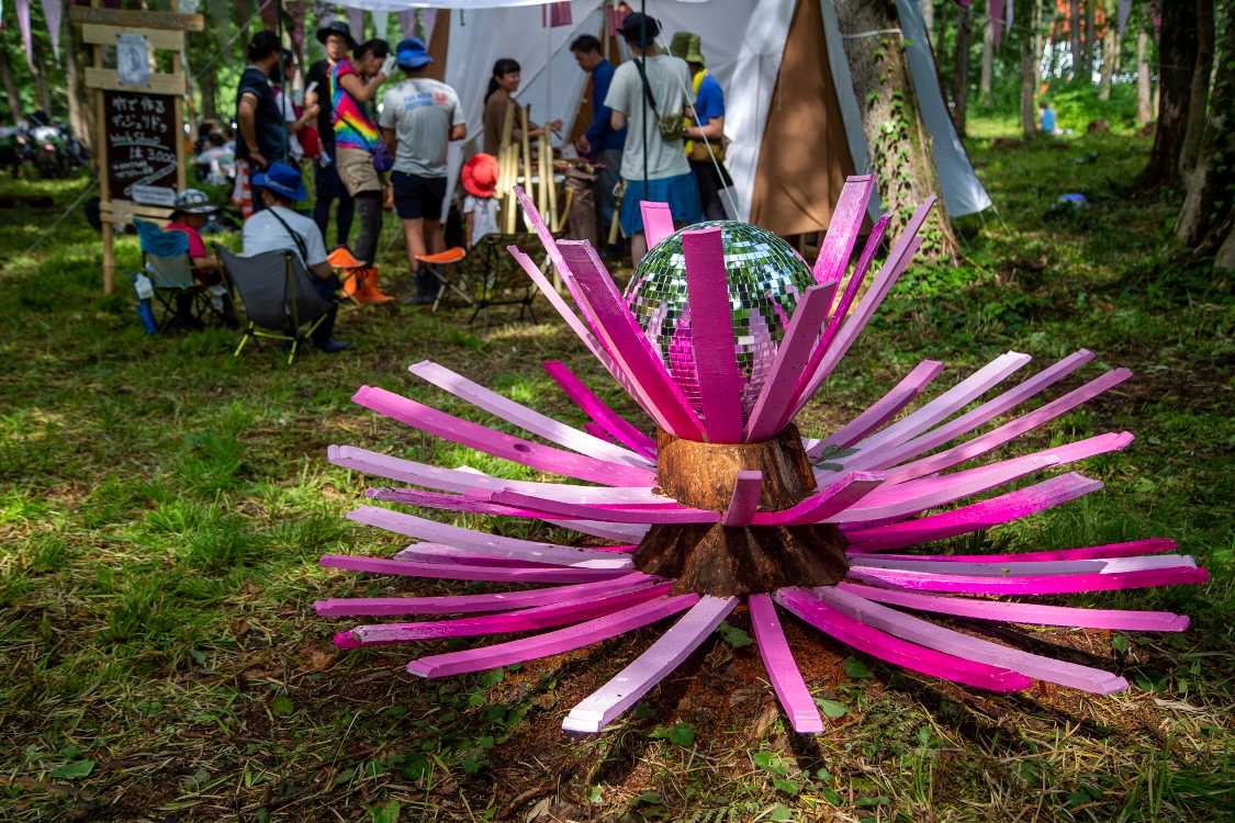 切り株を利用したアート。