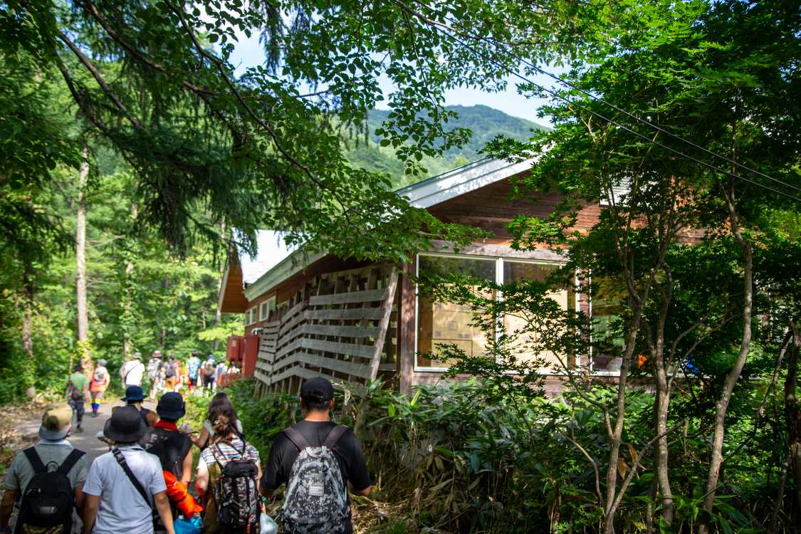 倉庫の横を通過。