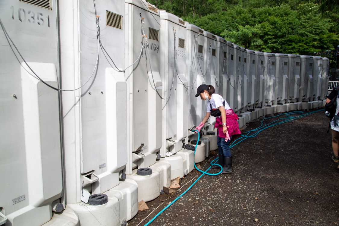 仮設トイレのメンテナンス。