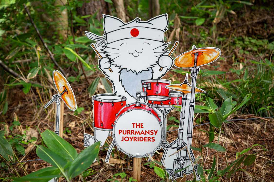 途中の飾り。以前はオレンジカフェ行きのボードウォークに多数ありました。