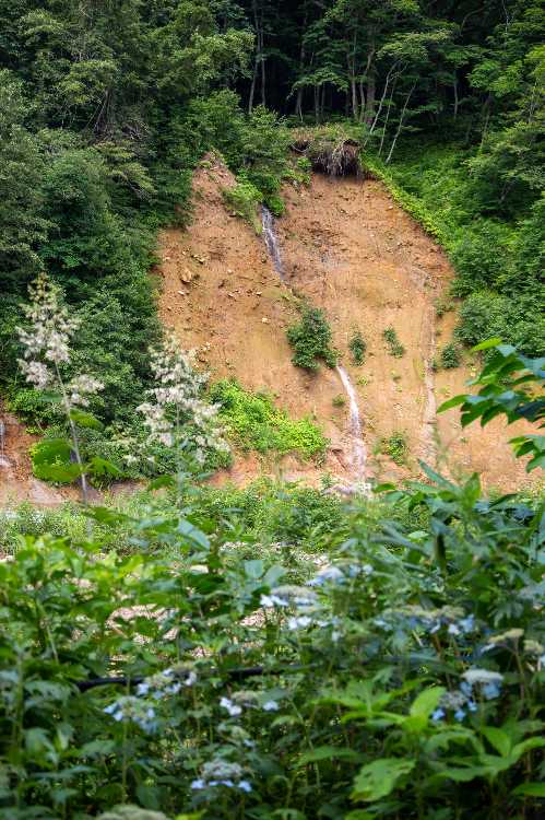 以前からある土砂崩れと滝。