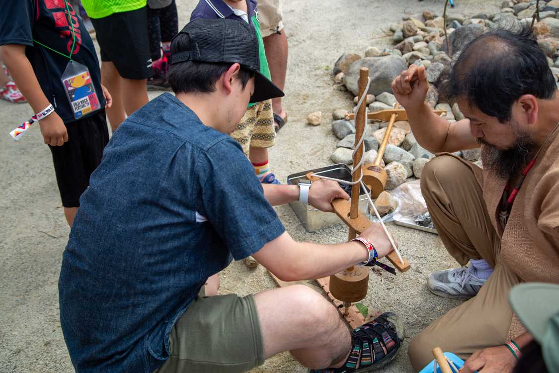 縄文ワークショップの火起こし。