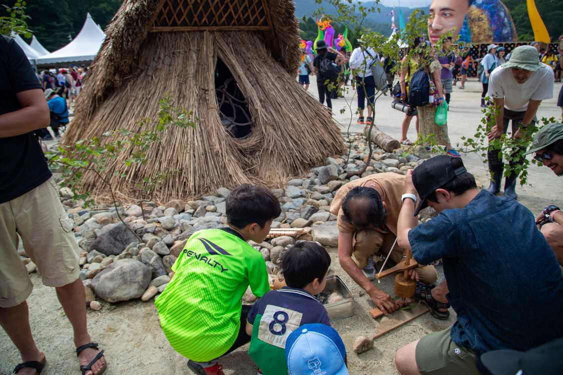 縄文ワークショップの火起こし。