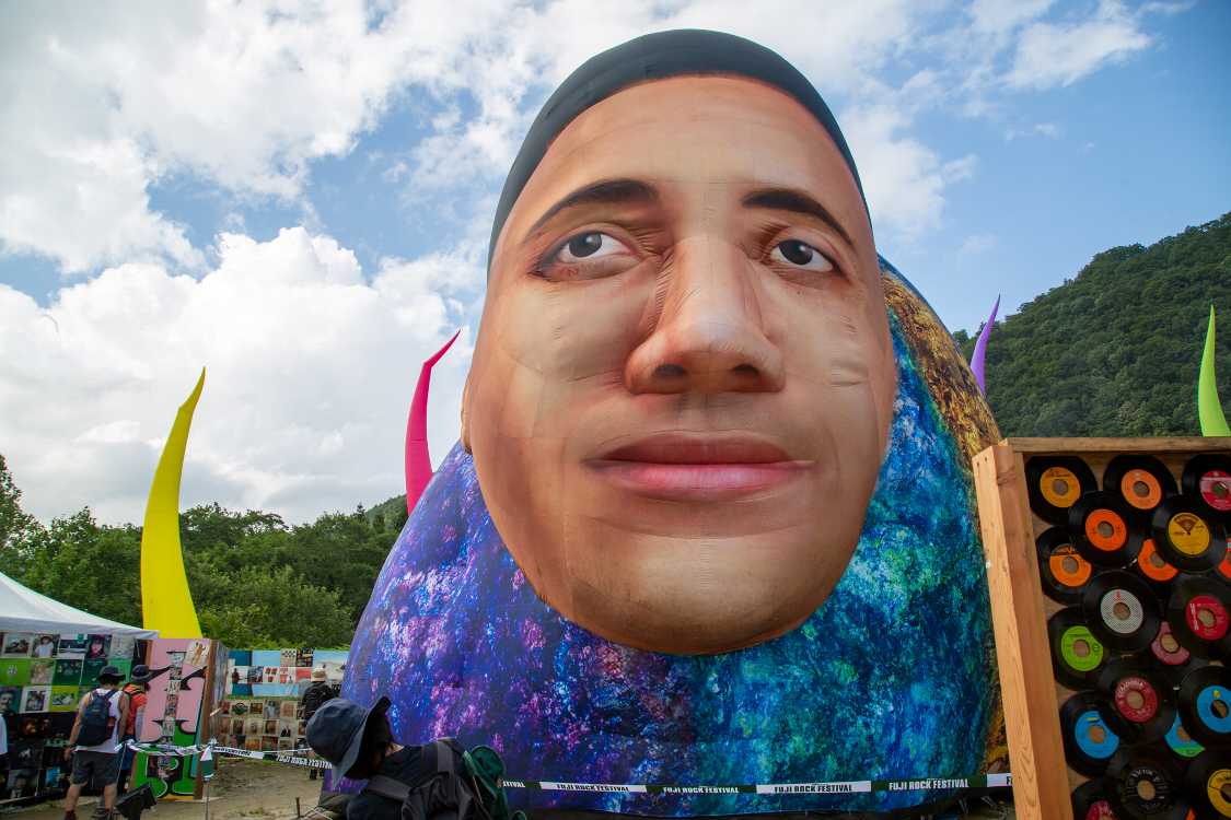 巨大な顔のオブジェ。