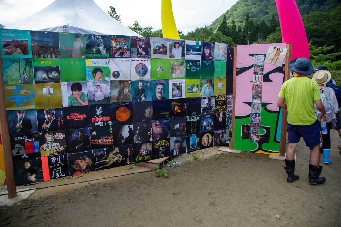 ジャンルではなくジャケットの色で並べています。