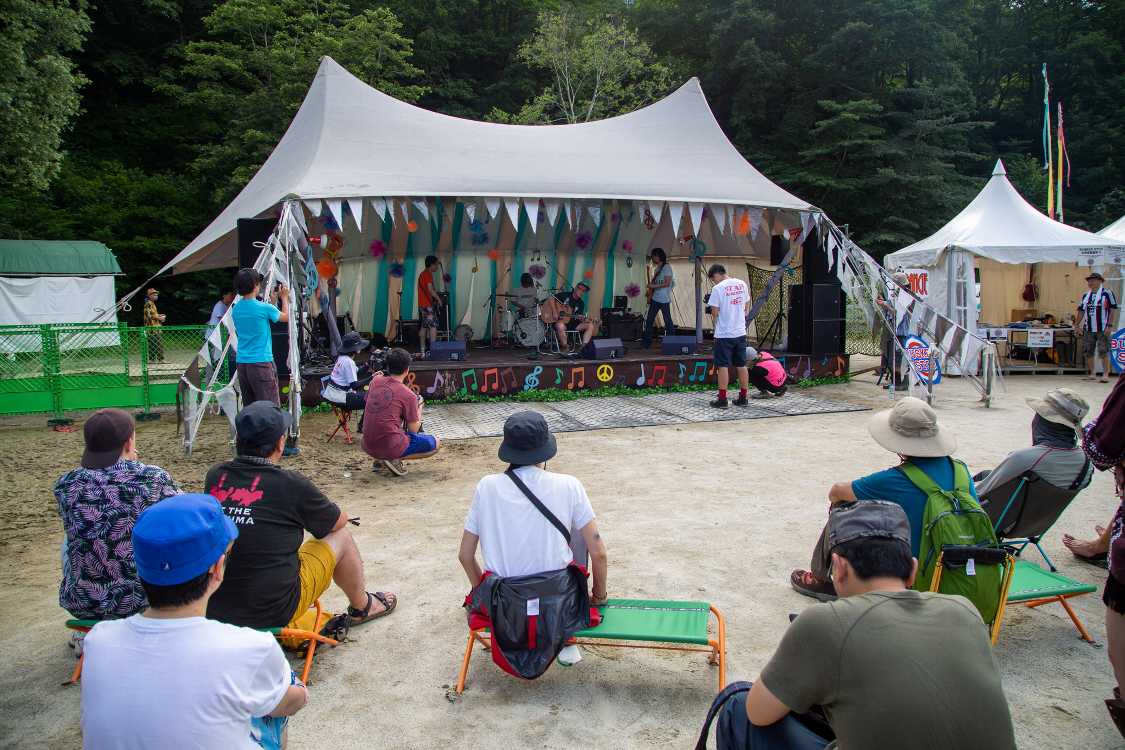 オレンジカフェのステージ、バスカーストップ。