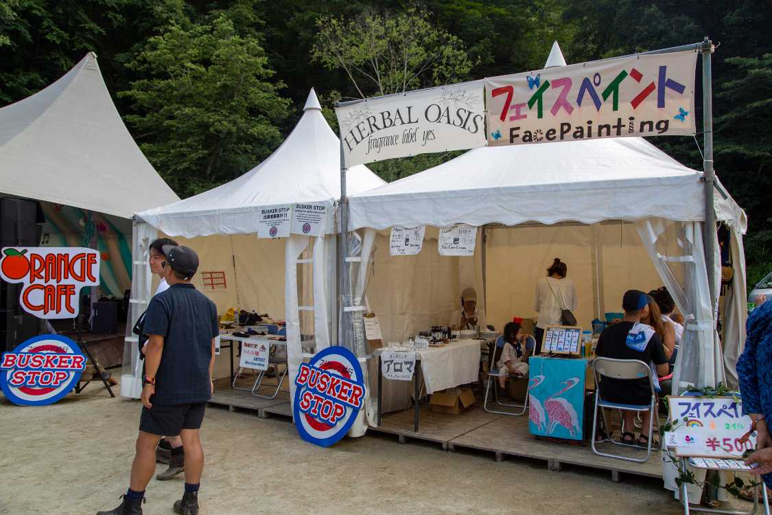 フェイスペイントのテント。
