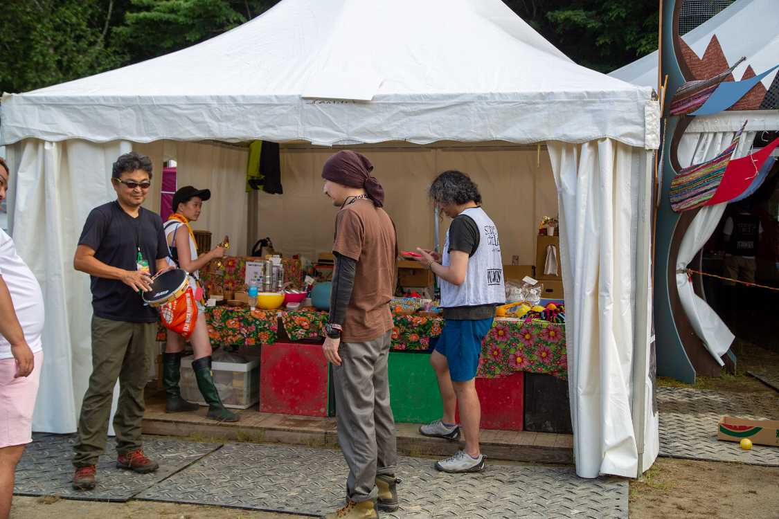 ドラムサークル隣の打楽器のテント。