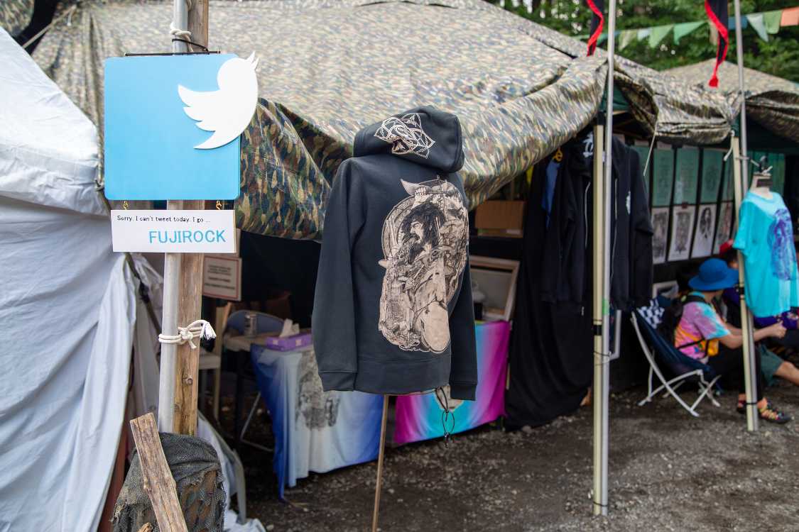 ツイッターの看板は面白い。