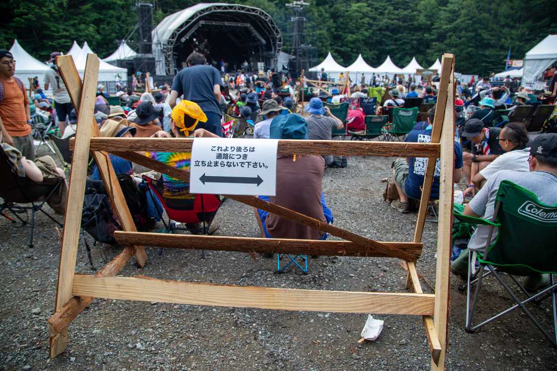 通路とステージ前を隔てるバリケード。