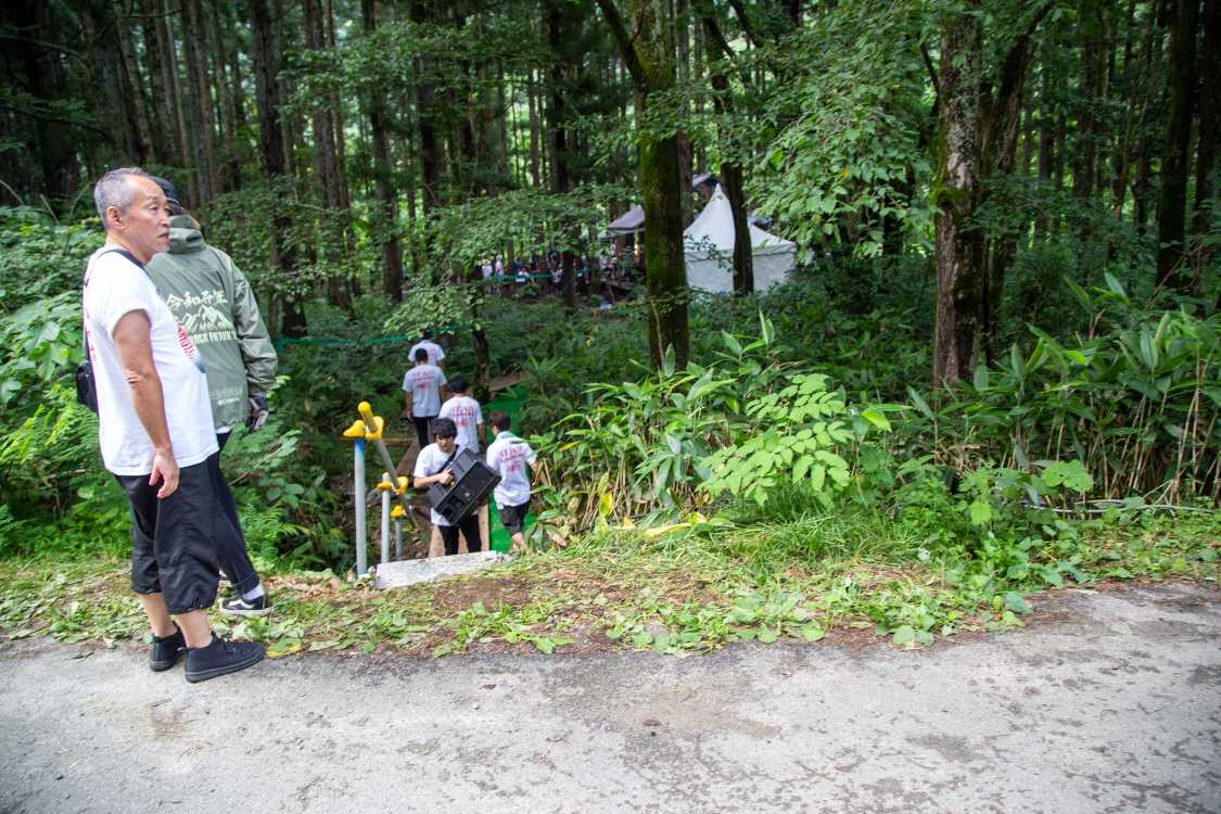 木道亭の機材の撤収。フィールド・オブ・ヘブンとアバロンフィールドの導線から。