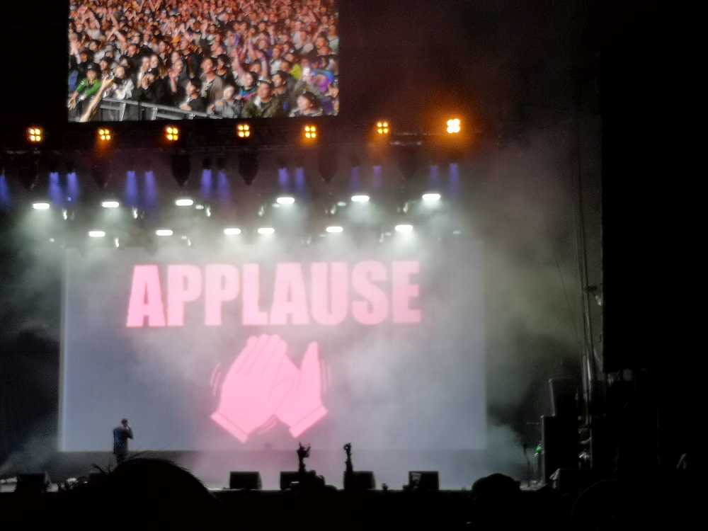 拍手も映像で促します。