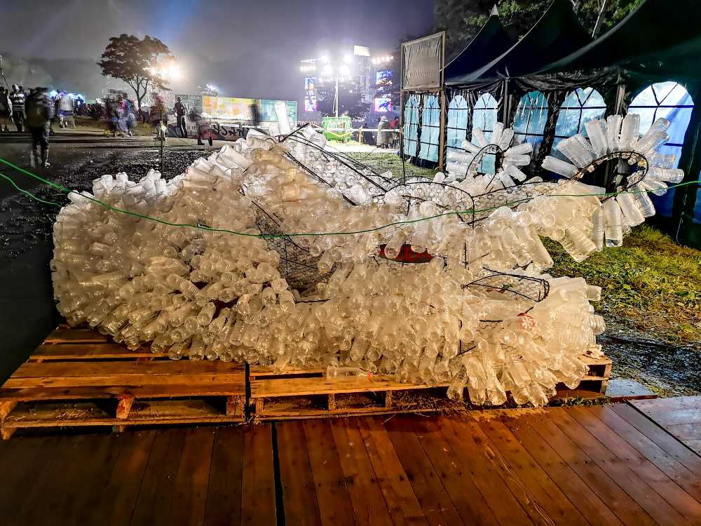 ペットボトルのアートはシューズでした。