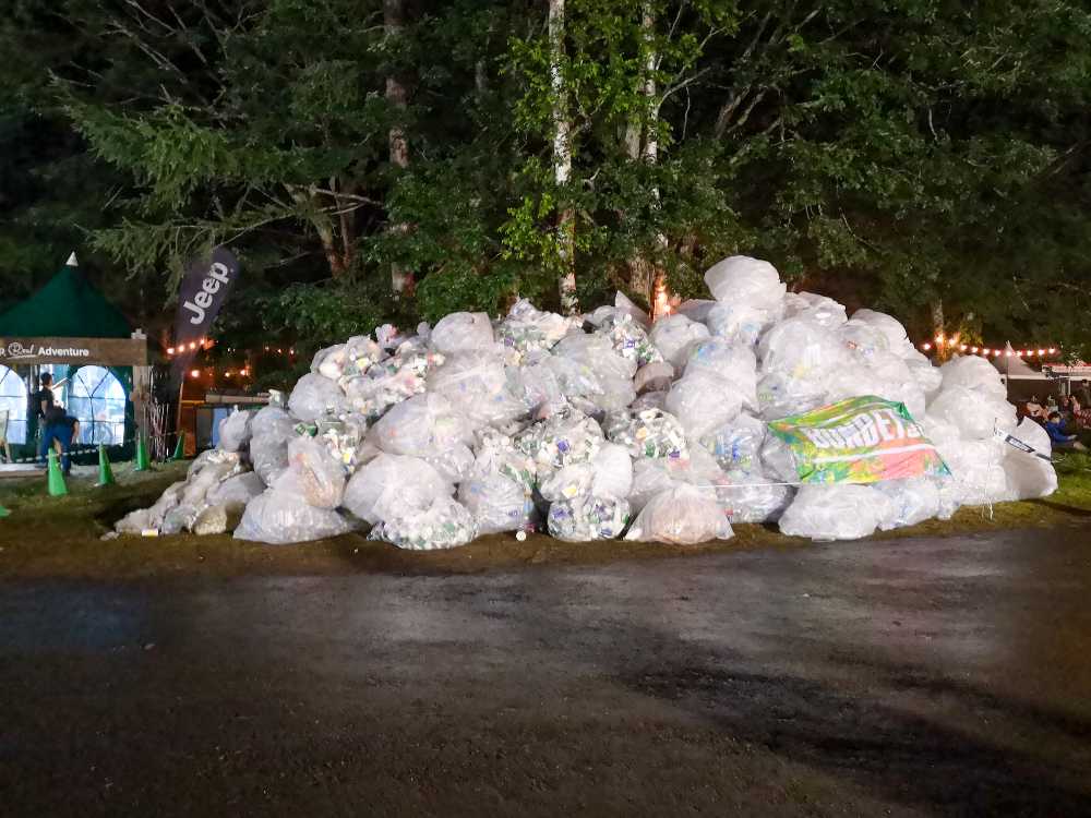 日曜夜のごみ袋の山。