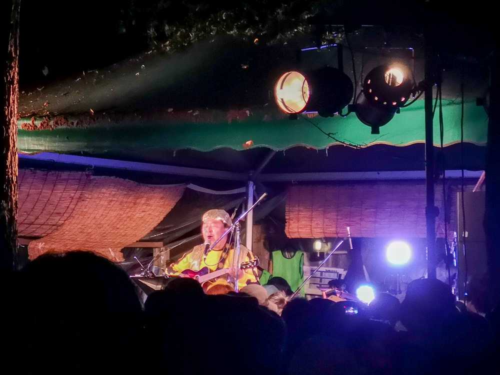 近年はトミー富岡が出演。