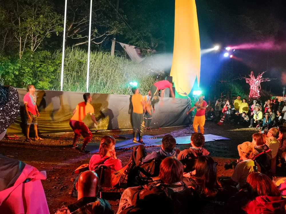 ステージの下でのサーカス。石で滑らないようにマットを敷いているのがプロ。