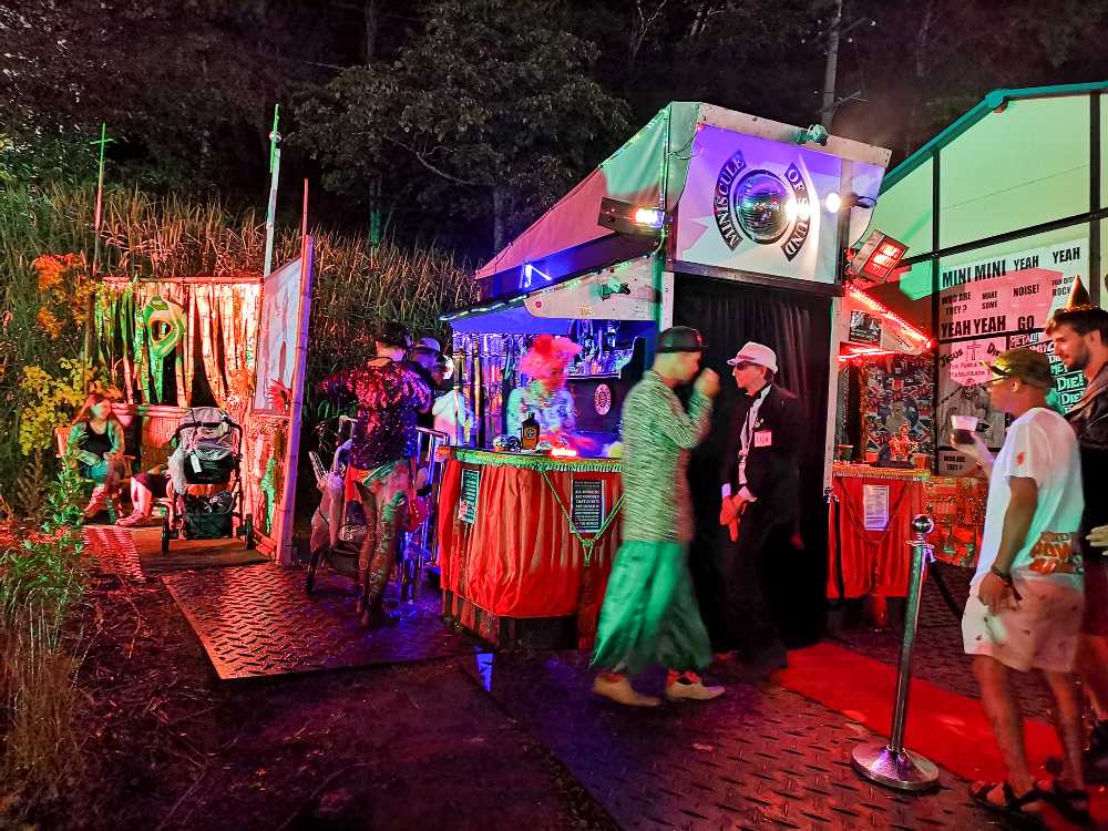 世界一小さいナイトクラブを自称するナイトクラブ。