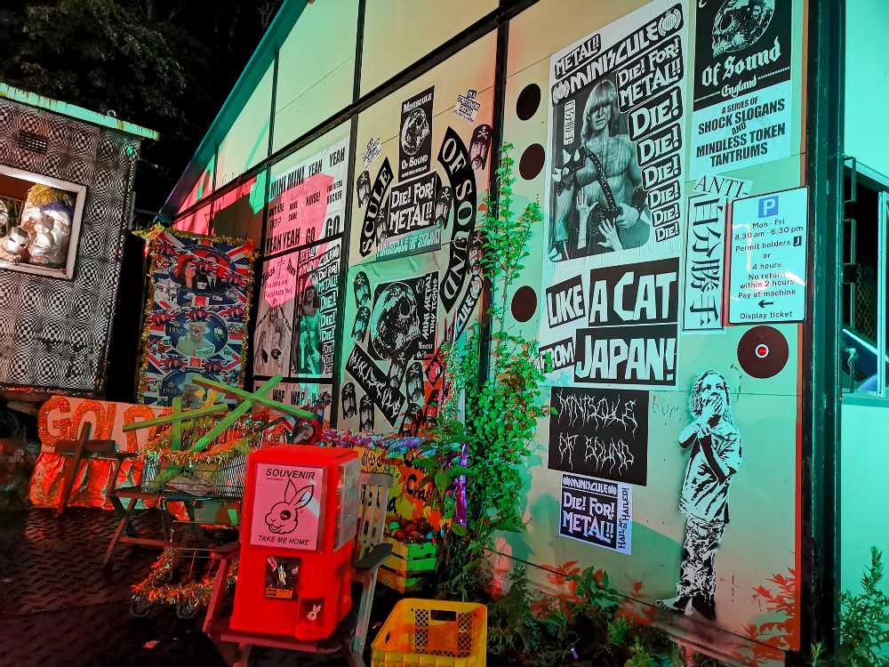 多数の張り紙の中にバンクシーのようなものもあります。